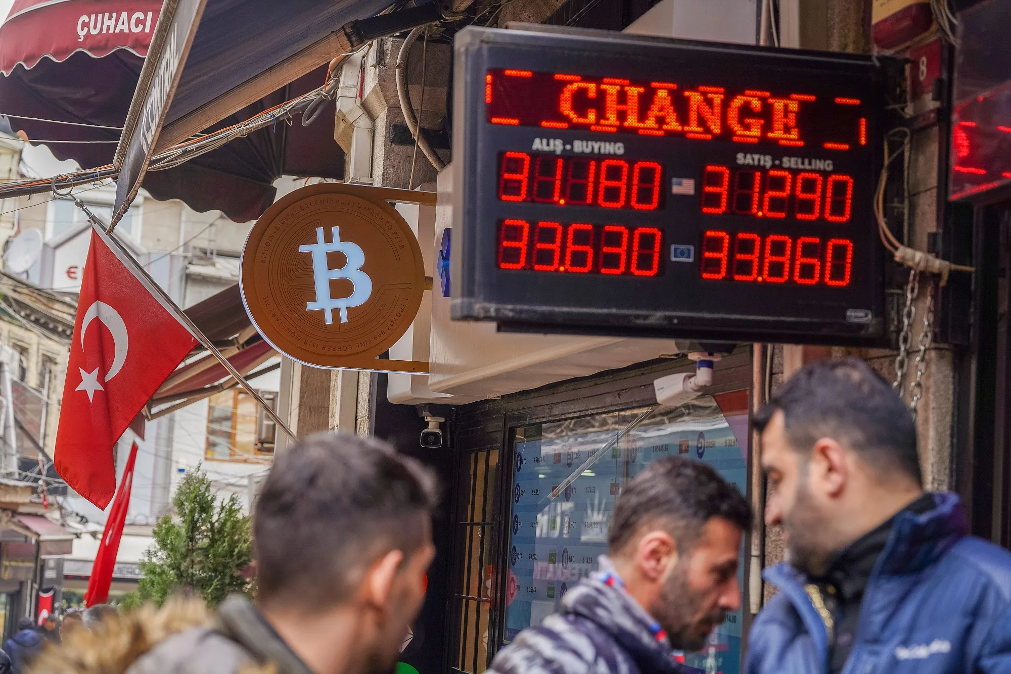 Turkish lira rates at an exchange bureau in&nbsp;Istanbul.&nbsp;