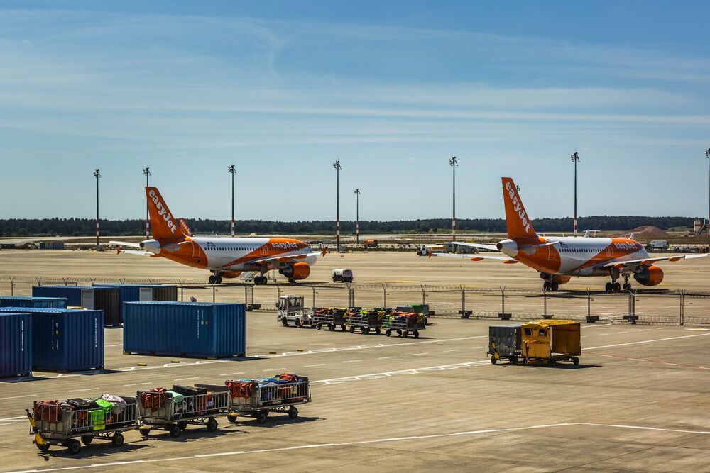 Easyjet Expands Summer Schedule On Rebound In Travel Demand Bloomberg - wizz air easyjet roblox youtube