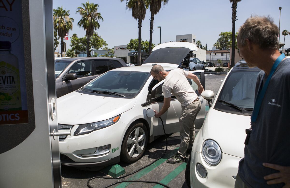 What to Do When Your Electric Car Runs Out of Power Bloomberg