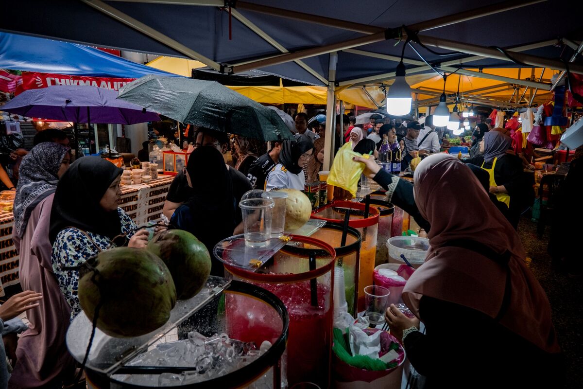 
                            Malaysia Warns of Tuberculosis Risk in Crowded Ramadan Bazaars