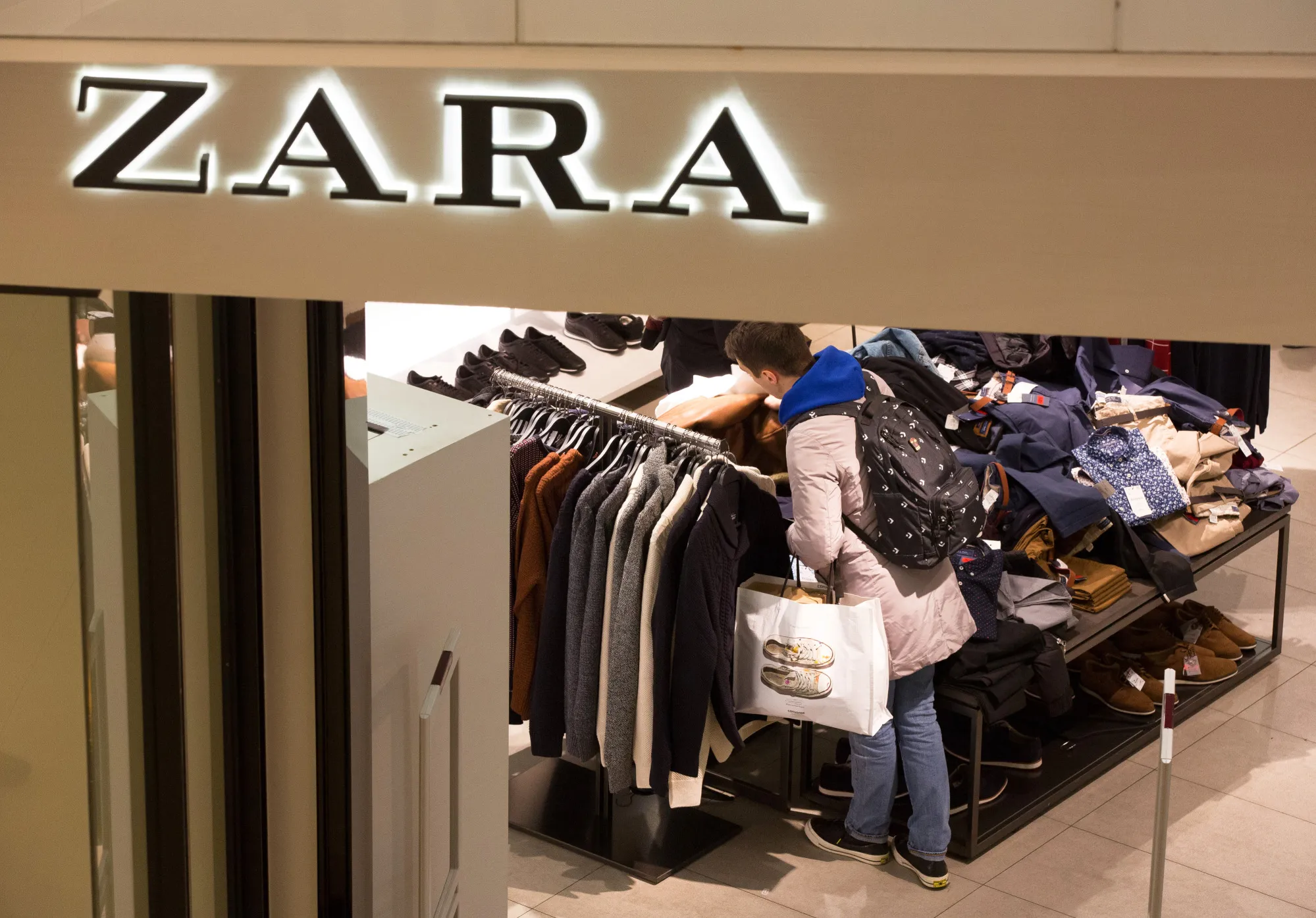 Zara Owner Inditex Gets Approval to Sell Russian Business to UAE's Daher -  Bloomberg, image size:1999x1395