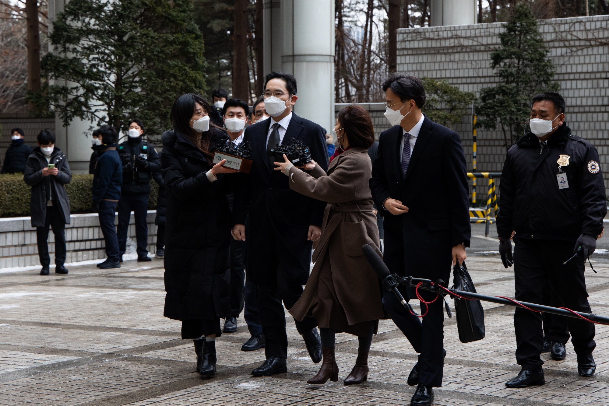 Jay Y. Lee, center, arrives at the Seoul High Court in Seoul earlier in January.
