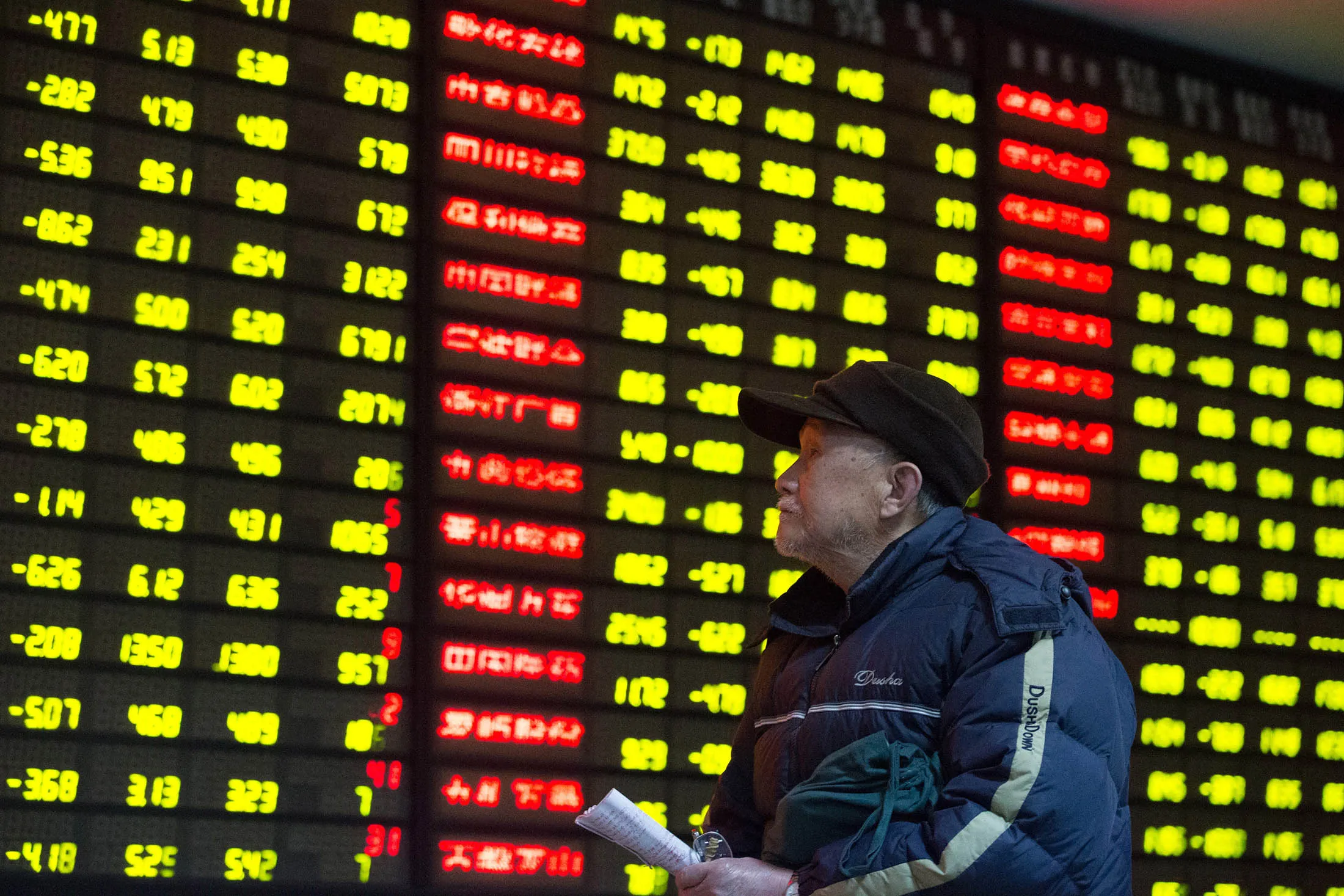An investor observes the stock market at an exchange hall on January 28, 2016 in Nanjing, Jiangsu Province of China. Chinese shares continued to decline for several days with the Shanghai Composite Index dropped 2.92% to 2,655.66 points and Shenzhen Composite Index shed 3.61% to 9,082.59 points.
