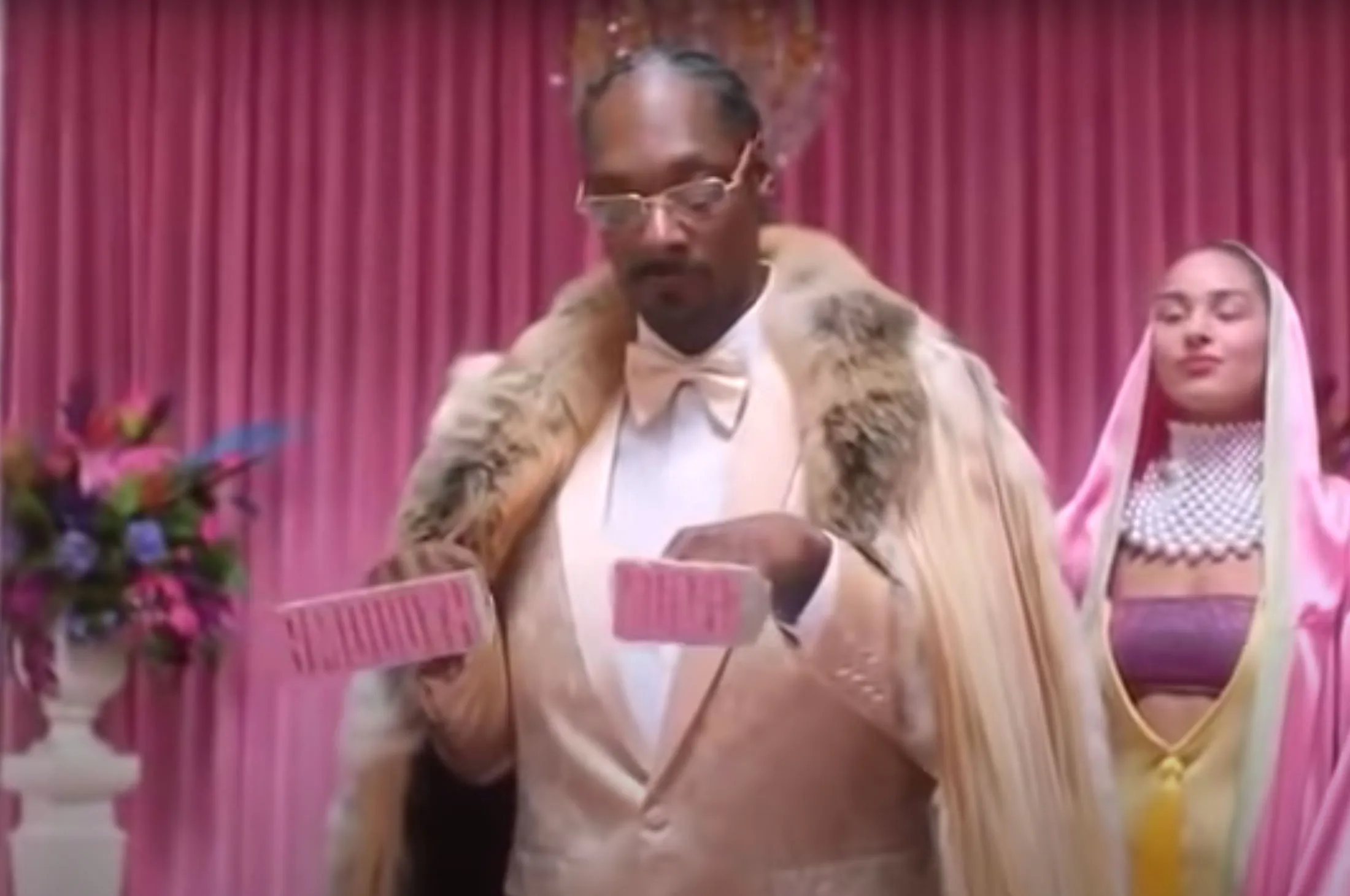 snoop dogg pink dress Lainey Wilson and Snoop Dogg Photo (December 29, 2025)