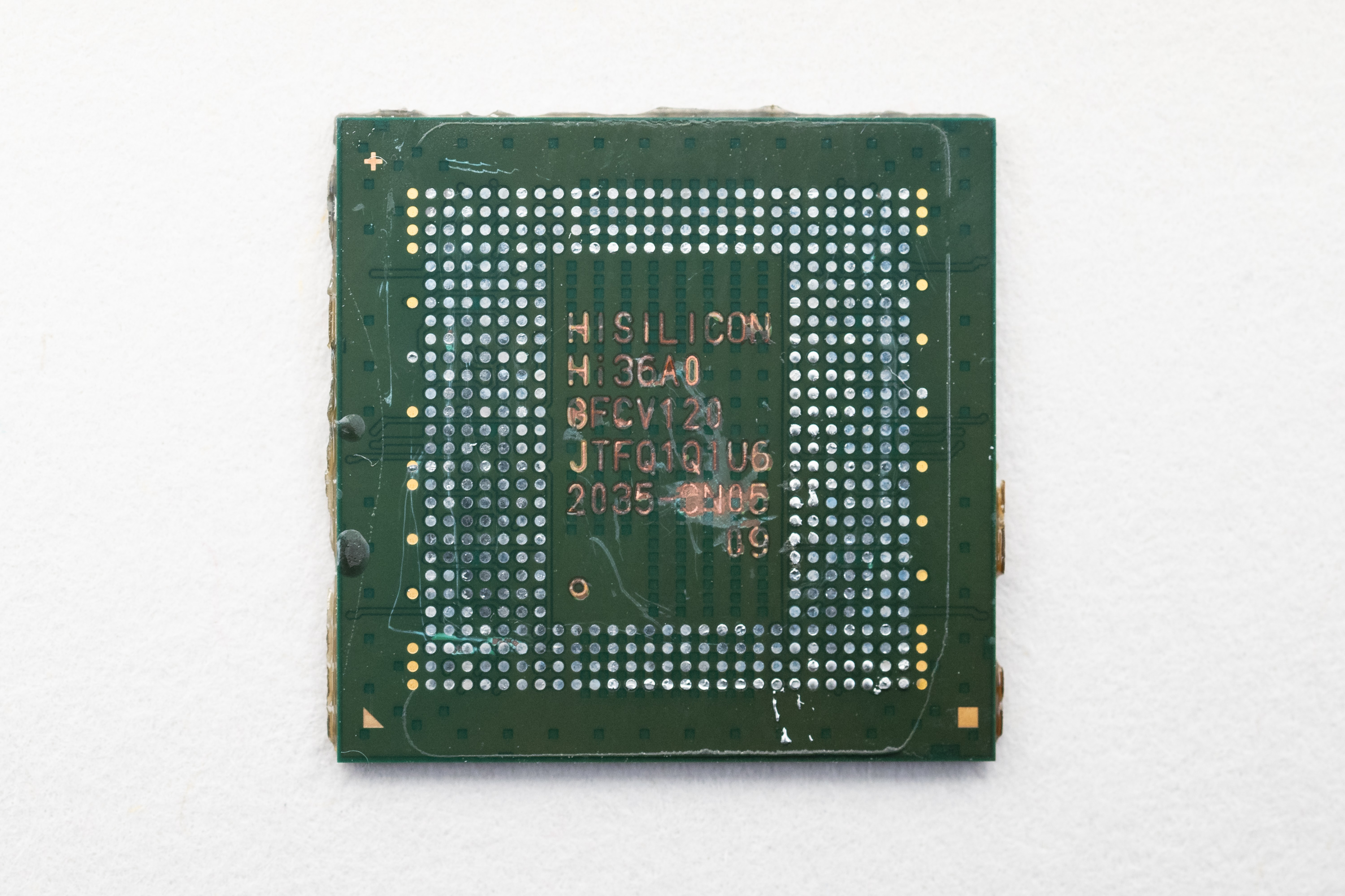 A Kirin 9000s chip fabricated in China by Semiconductor Manufacturing International Corp.