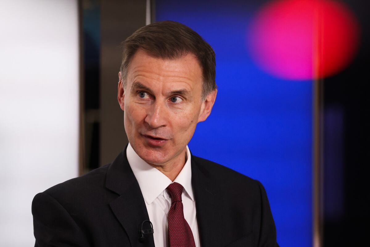 UK’s Hunt Says State Pension and Benefits Are ‘Under Review’