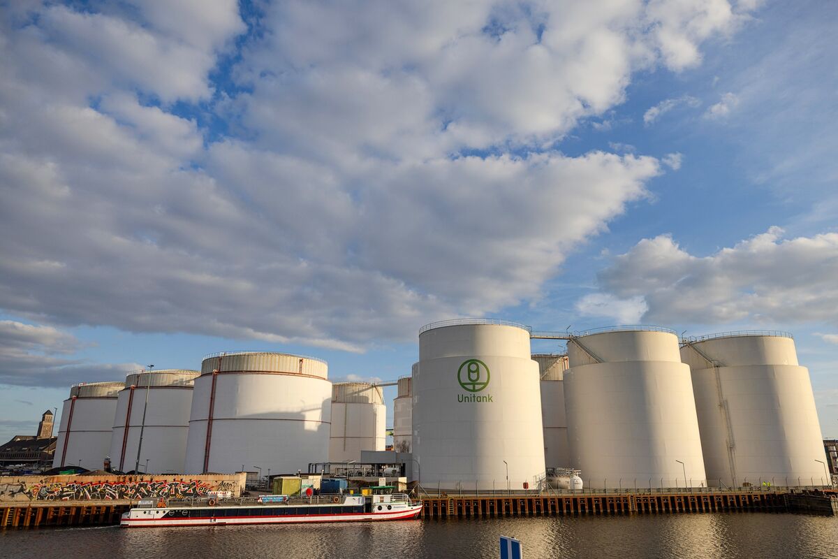 bloomberg.com - Alex Longley - Energy Markets Signal Winter Crisis and Rising Interest Rates