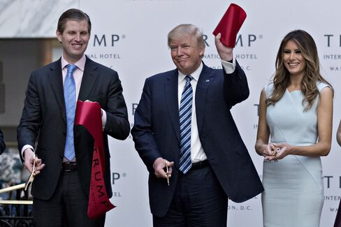 「トランプ・インターナショナル・ホテル」開業式でのトランプ夫妻と息子エリック氏