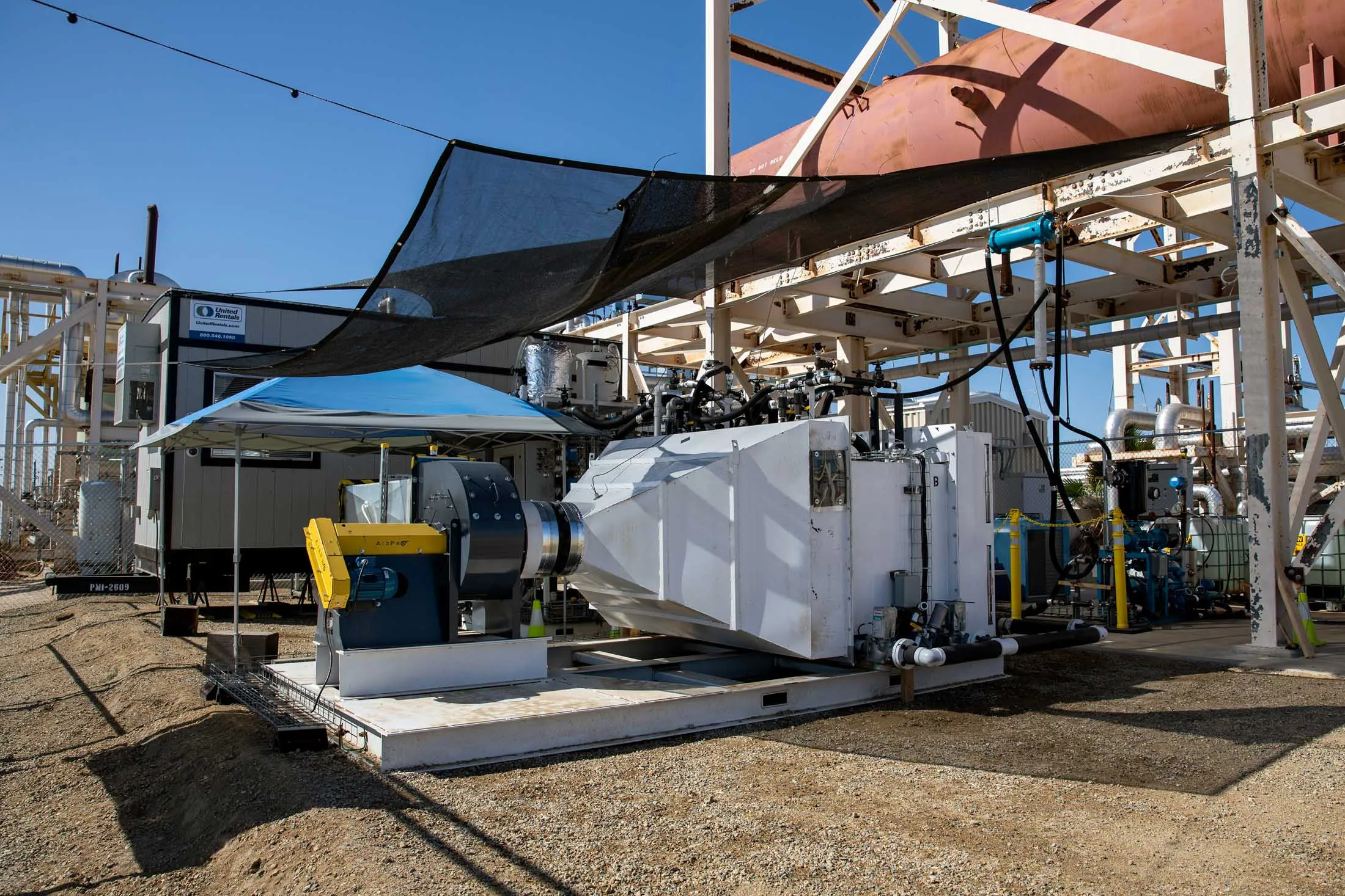 Avnos, a Los Angeles-based startup, is&nbsp;is testing a machine in Bakersfield, California,&nbsp;that can suck carbon dioxide and water out of the air.&nbsp;
