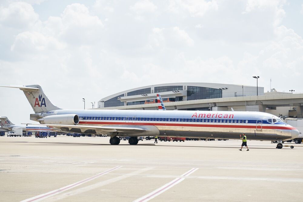 American Says Goodbye to MD-80 Jet After 36 Years of Love, Hate - Bloomberg