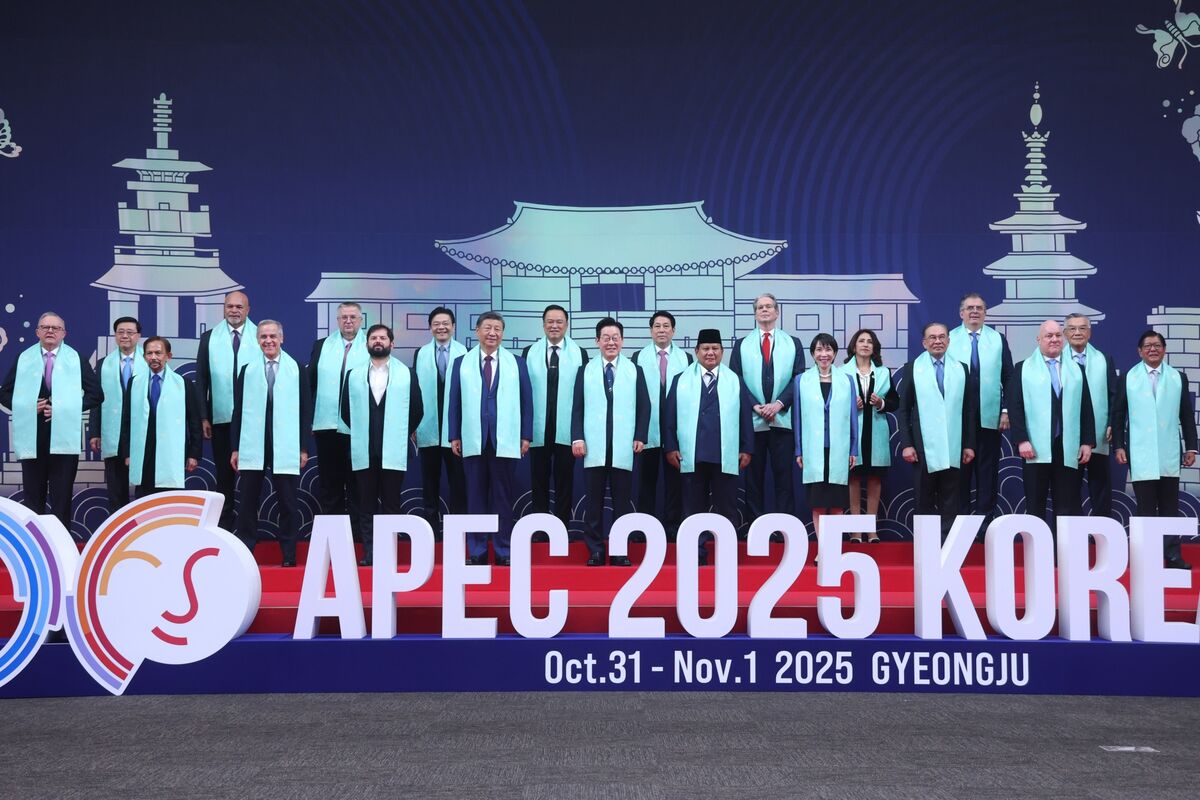 APEC Leaders Walk Trump-Xi Tightrope