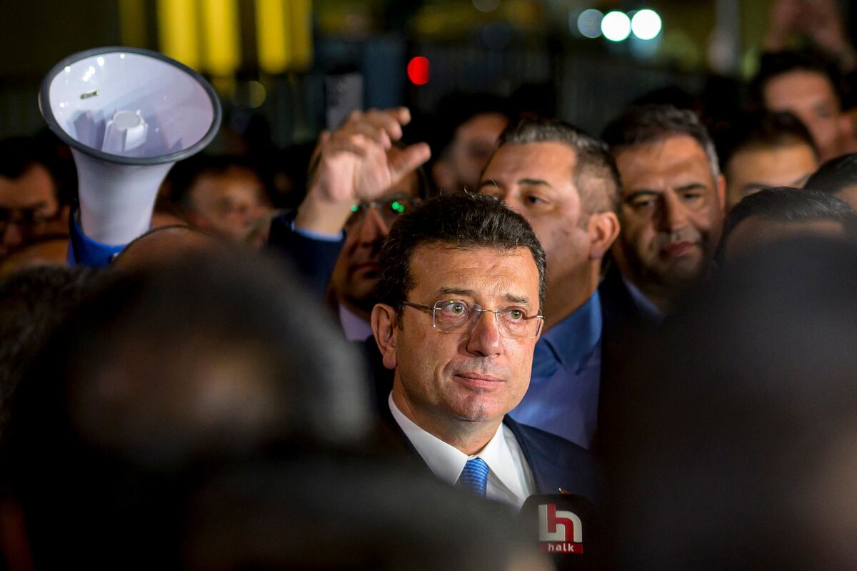 Turkey Hands Erdogan Foe Jail Term for Prosecutor Threats