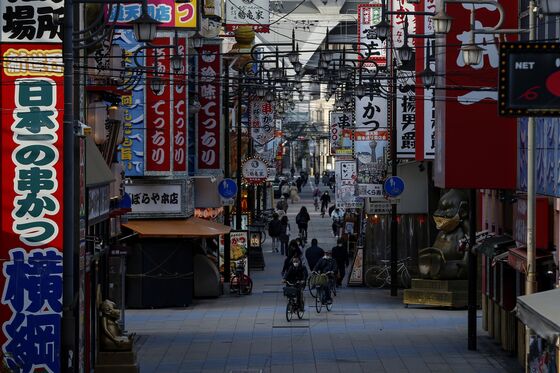 Japan Shuts Tokyo Bars, Bans Sports Fans in New Virus Emergency