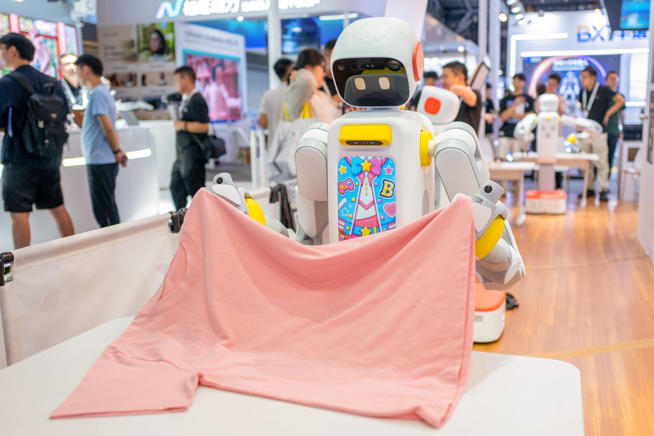 A robot folds clothes at the 2026 World AI Conference in Shanghai.