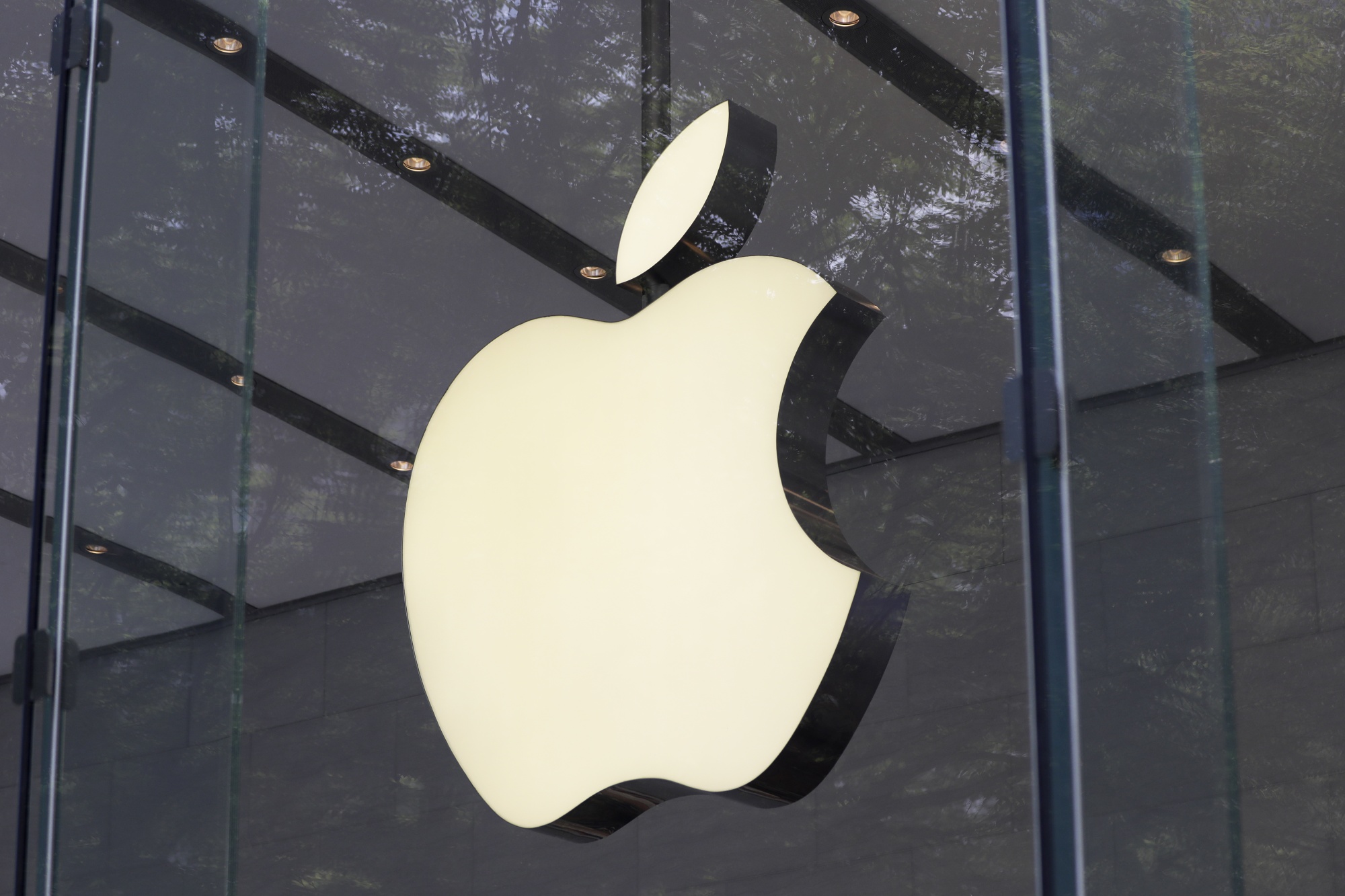 Apple shuts several retails stores in US due to Covid surge, HR
