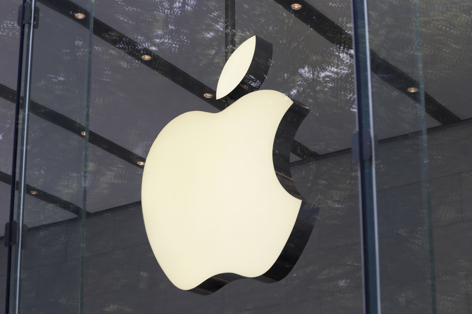 Apple closes more stores again after Covid-19 surge