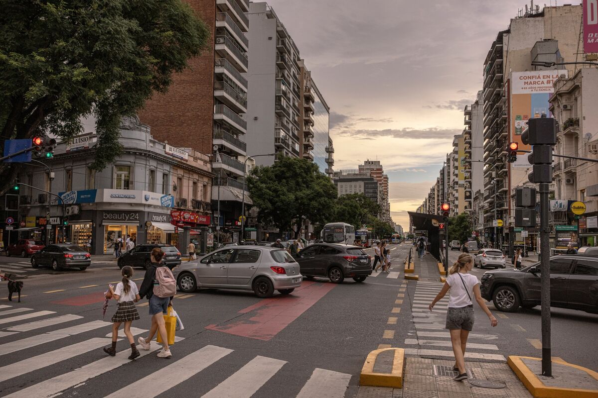 Argentina’s Poverty Rate Drops Amid Milei’s Reforms