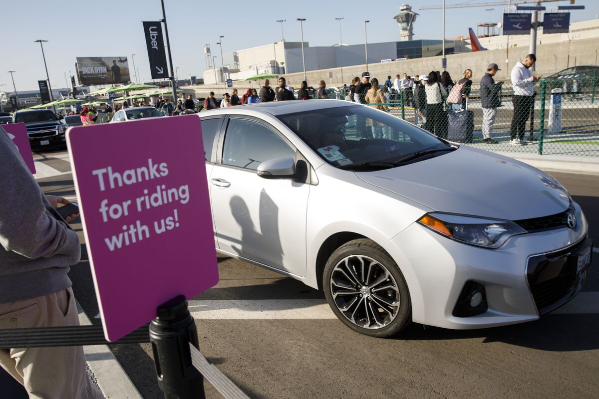 🟪"Lyft Ripristina i Viaggi Condivisi negli Aeroporti: Una Mossa Strategica per Competere con Uber"