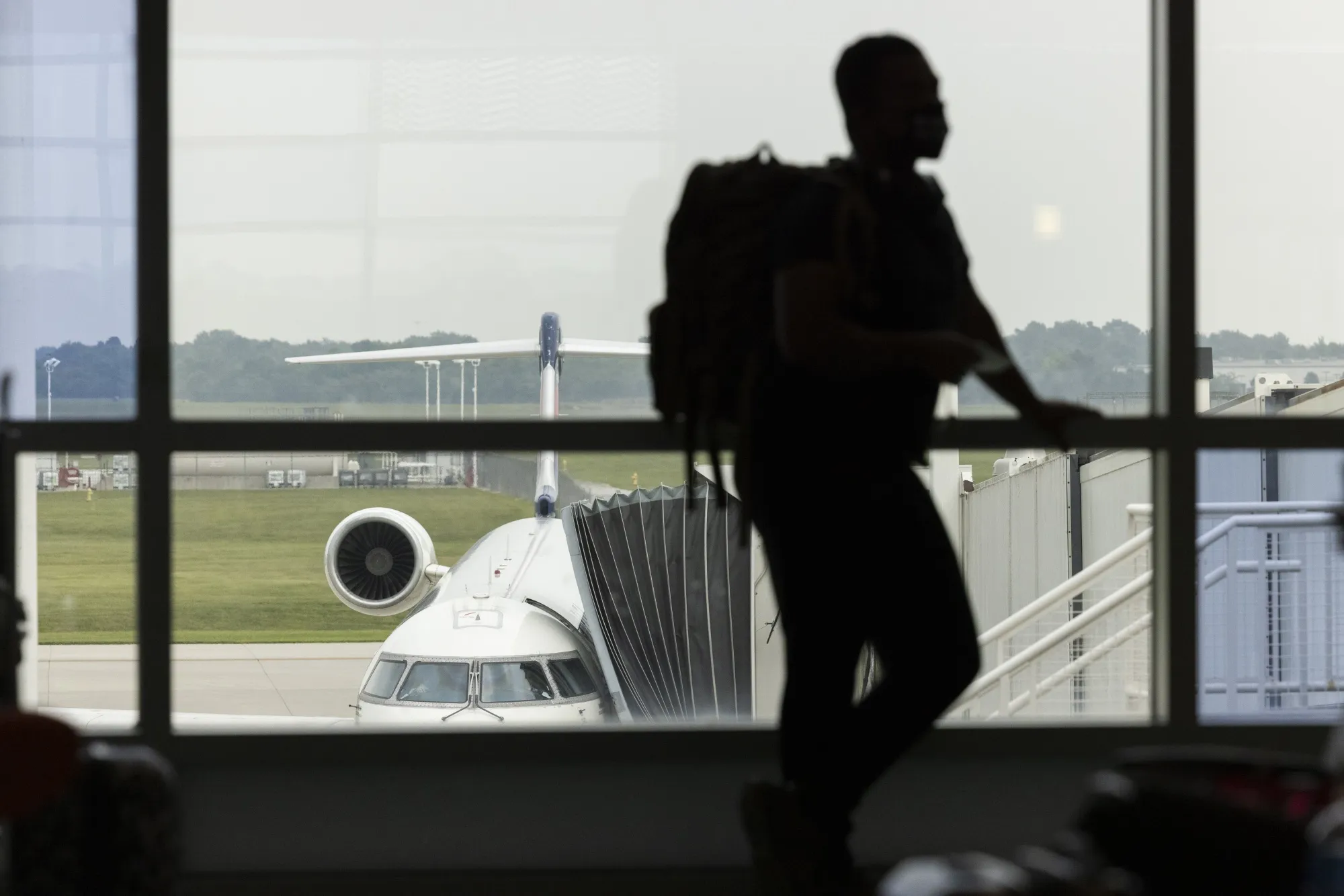 Airline CEOs Urge Biden to Drop Mask, Foreign-Traveler Mandates - Bloomberg