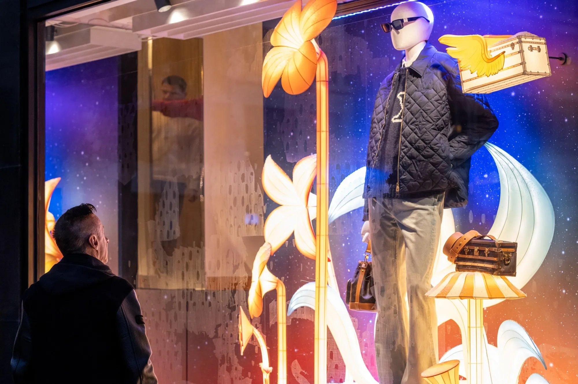 Một người mua sắm tại Union Square ở San Francisco, California.