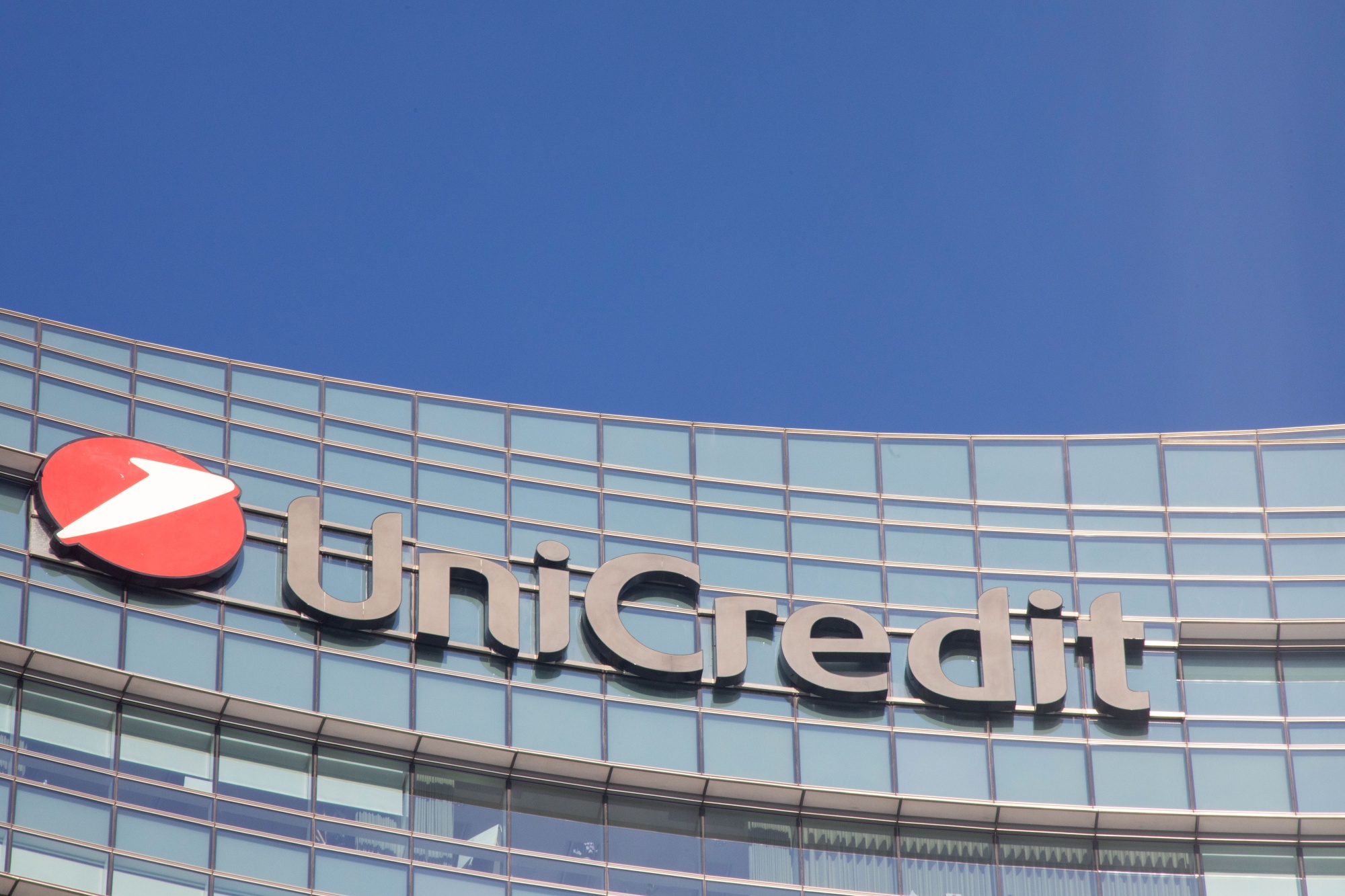 UniCredit Plans Risk Transfers Tied to €8.5 Billion of Loans Bloomberg