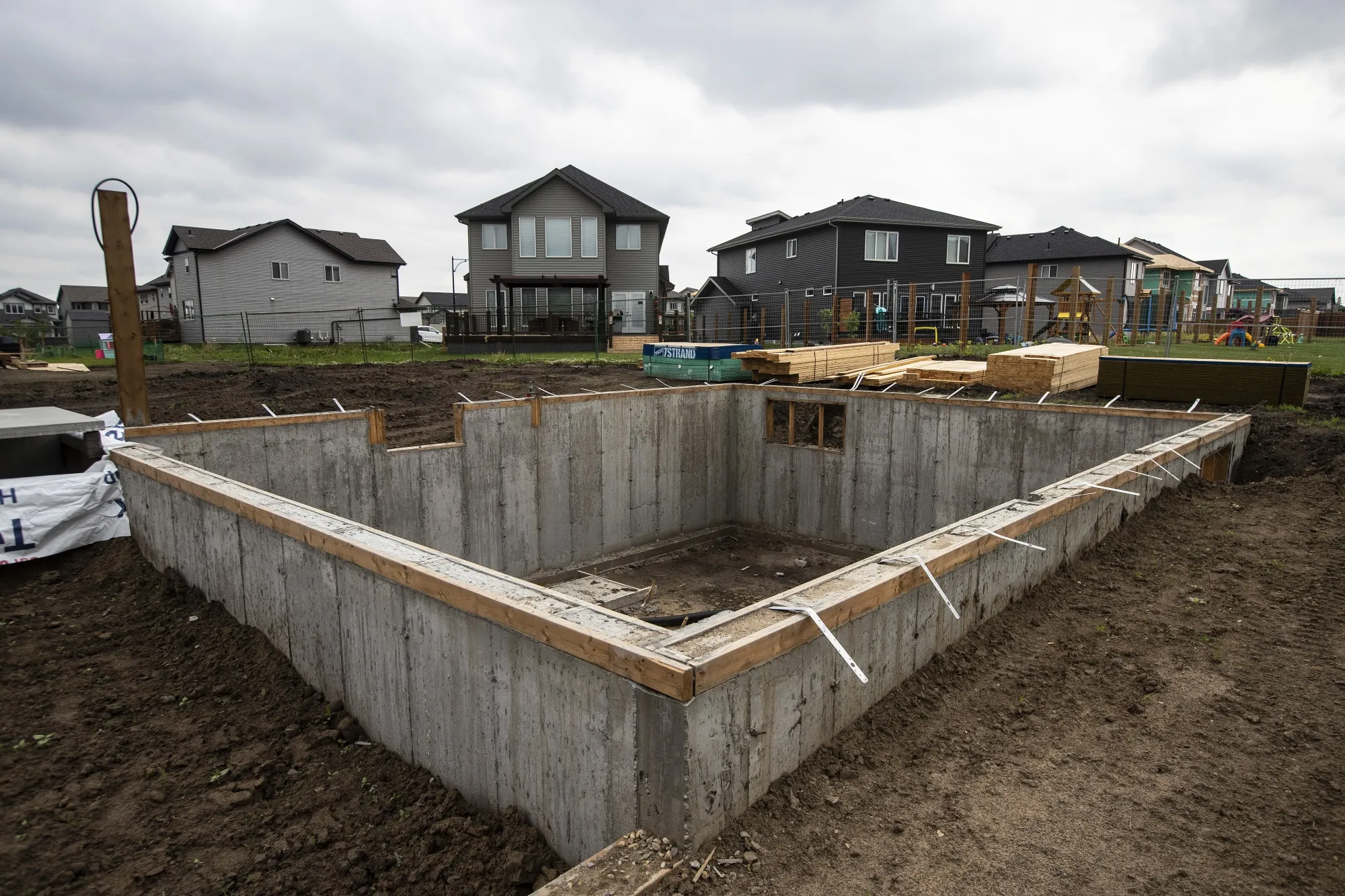 A home under construction in Edmonton, Alberta.&nbsp;The number of sales in Canada is down 25% from from a year earlier.&nbsp;