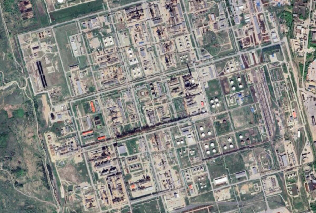 
                            Ukraine Says It Attacked Rosneft Syzran Refinery, Azov Sea Port