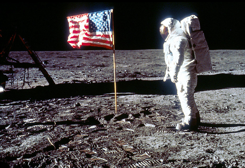 U.S. Manned Mission to the Moon Should Set Up Lunar Base - Bloomberg