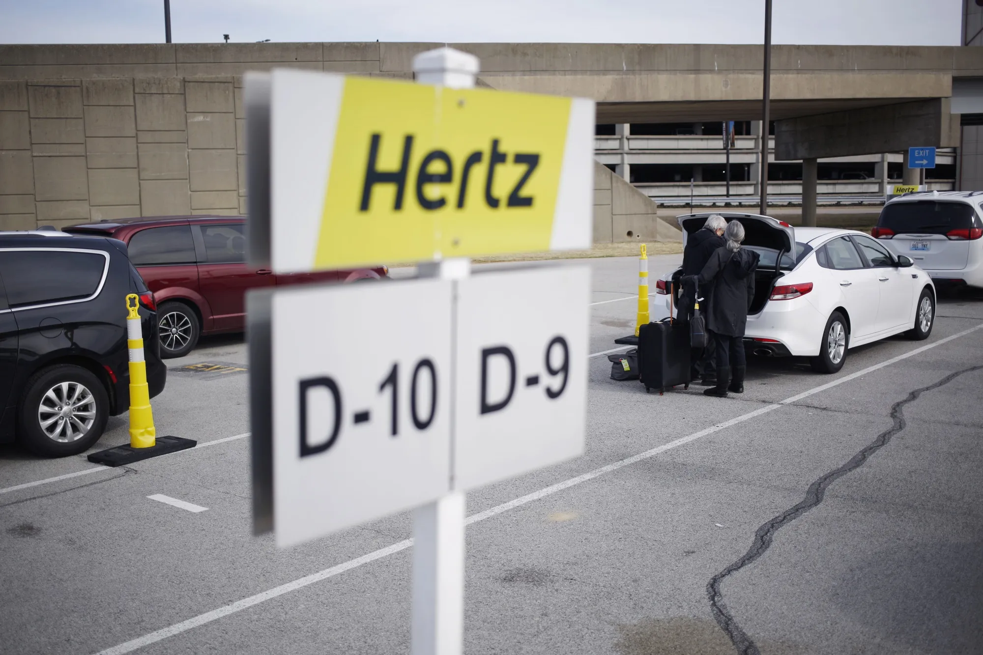 Customers load a vehicle at a Hertz&nbsp;rental location at Louisville International Airport.