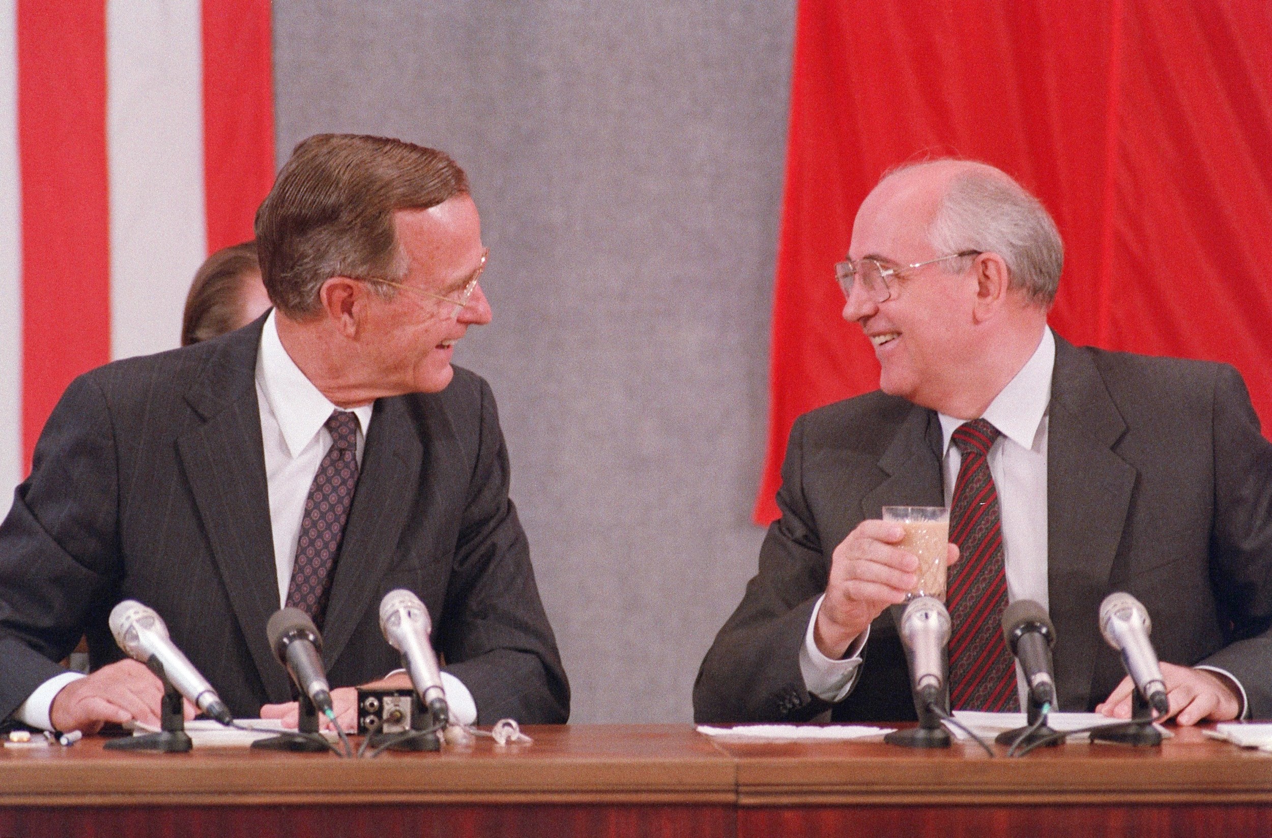 Договоры снв 1 снв 2. Горбачев 1991. Буш и Горбачев 1991. Джордж Буш и Горбачев. Джордж Буш старший и Горбачев.