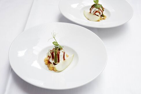 Το μενού περιλαμβάνει νόστιμα σεφ Manish Mehrotra παίρνει στο ινδικό φαγητό του δρόμου, όπως η τραγανή σκέλη πατάτας με γιαούρτι και Tamarind.