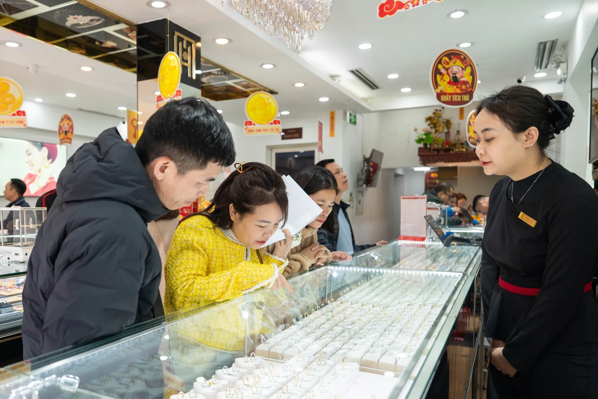 Customers at a Bao Tin Manh Hai store in Hanoi.