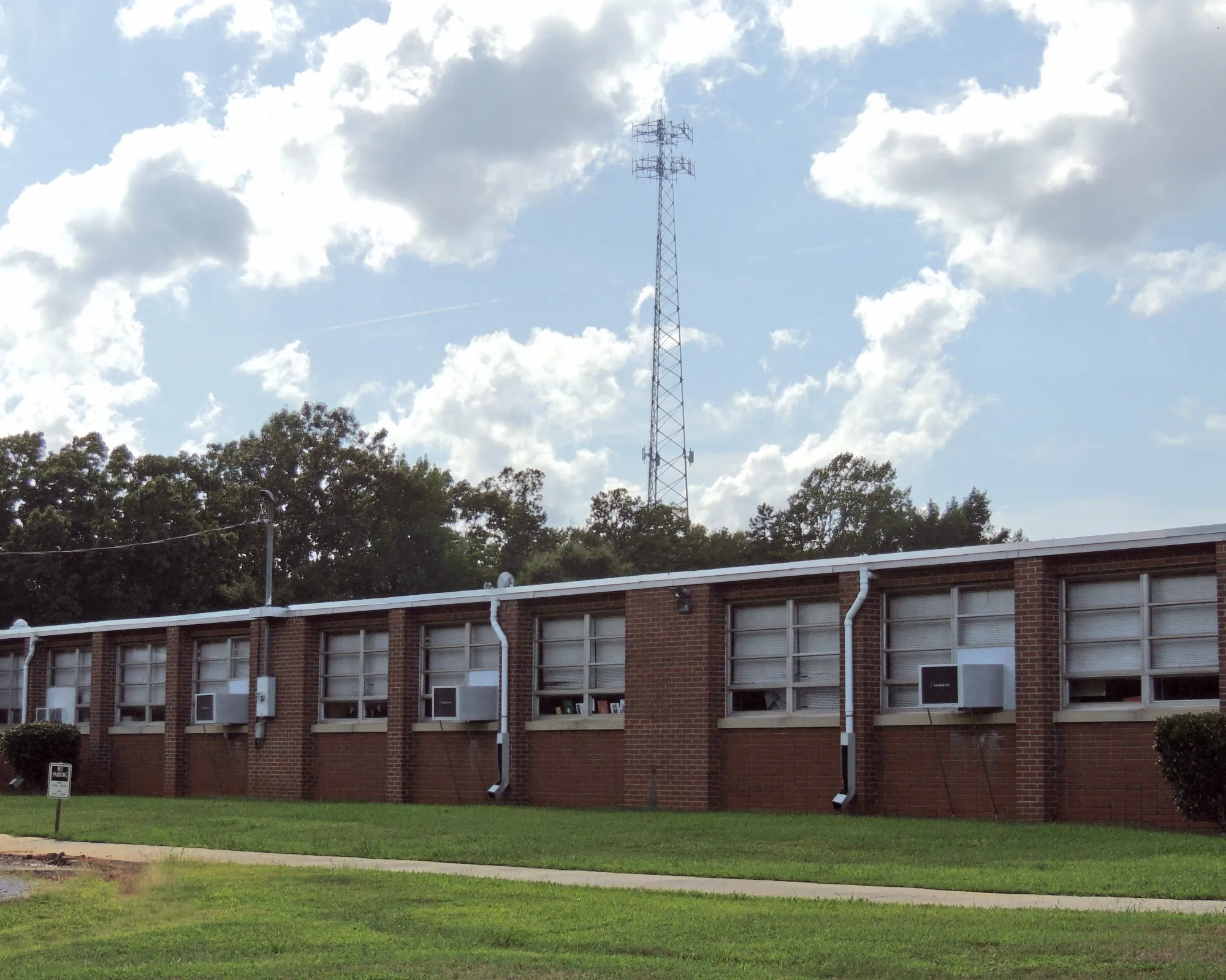 Rural Virgirnia&nbsp;elementary school with broadband Internet tower
