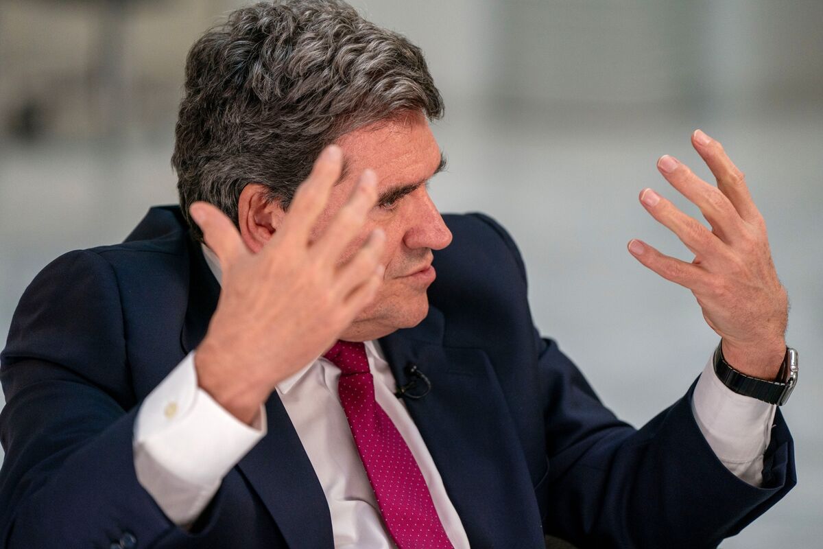 Spain’s Lure for Digital Nomads Is Boosting the Economy, Central Bank Chief Says
