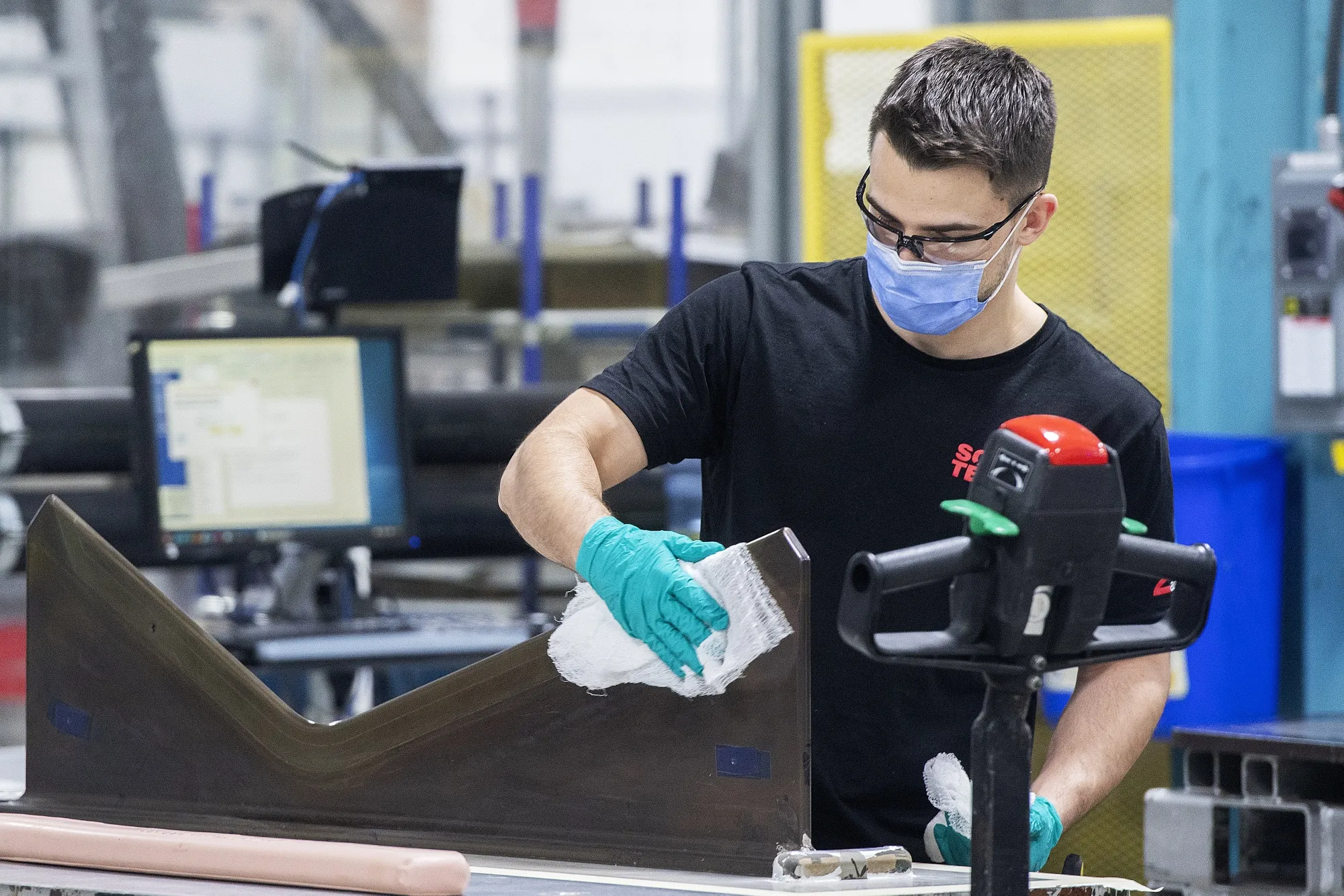 The average hourly wage rate in Canada is up 5.2% from a year ago.