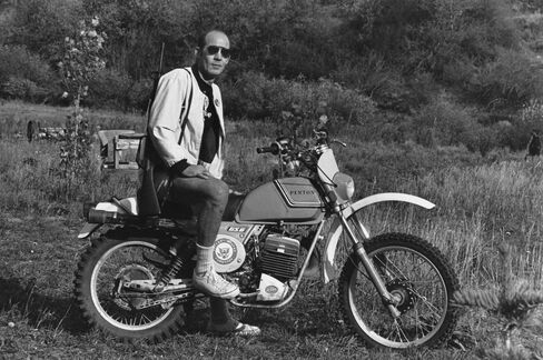 Here is Hunter S. Thompson in 1976. He knew his bike—and so should you.