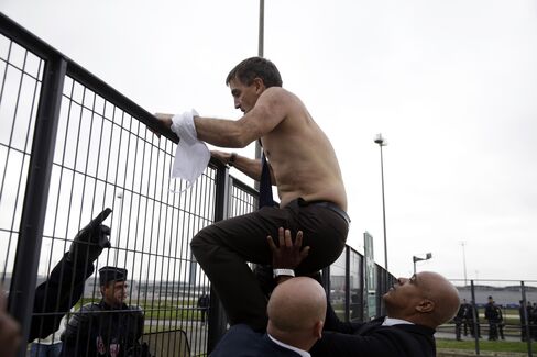 Xavier Broseta scales a fence in Roissy-en-France, on Monday, Oct. 5, 2015.
