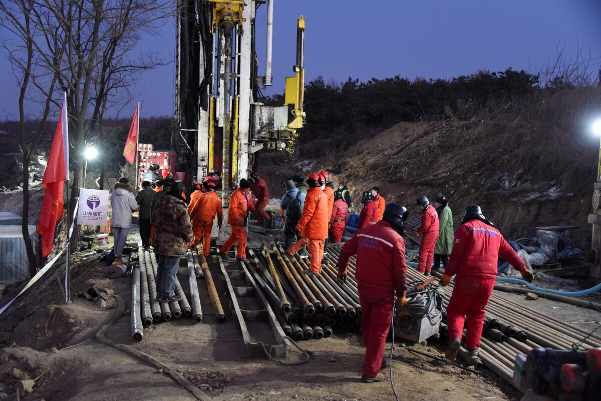 China mining. 17 Лет в шахте под завалом в Китае. Китайский Шахтер выжил после обвала Шахты. Спасатели узкая шахта заросший жесть Китай.