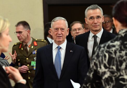 マティス米国防長官(中央)とストルテンベルグNATO事務総長