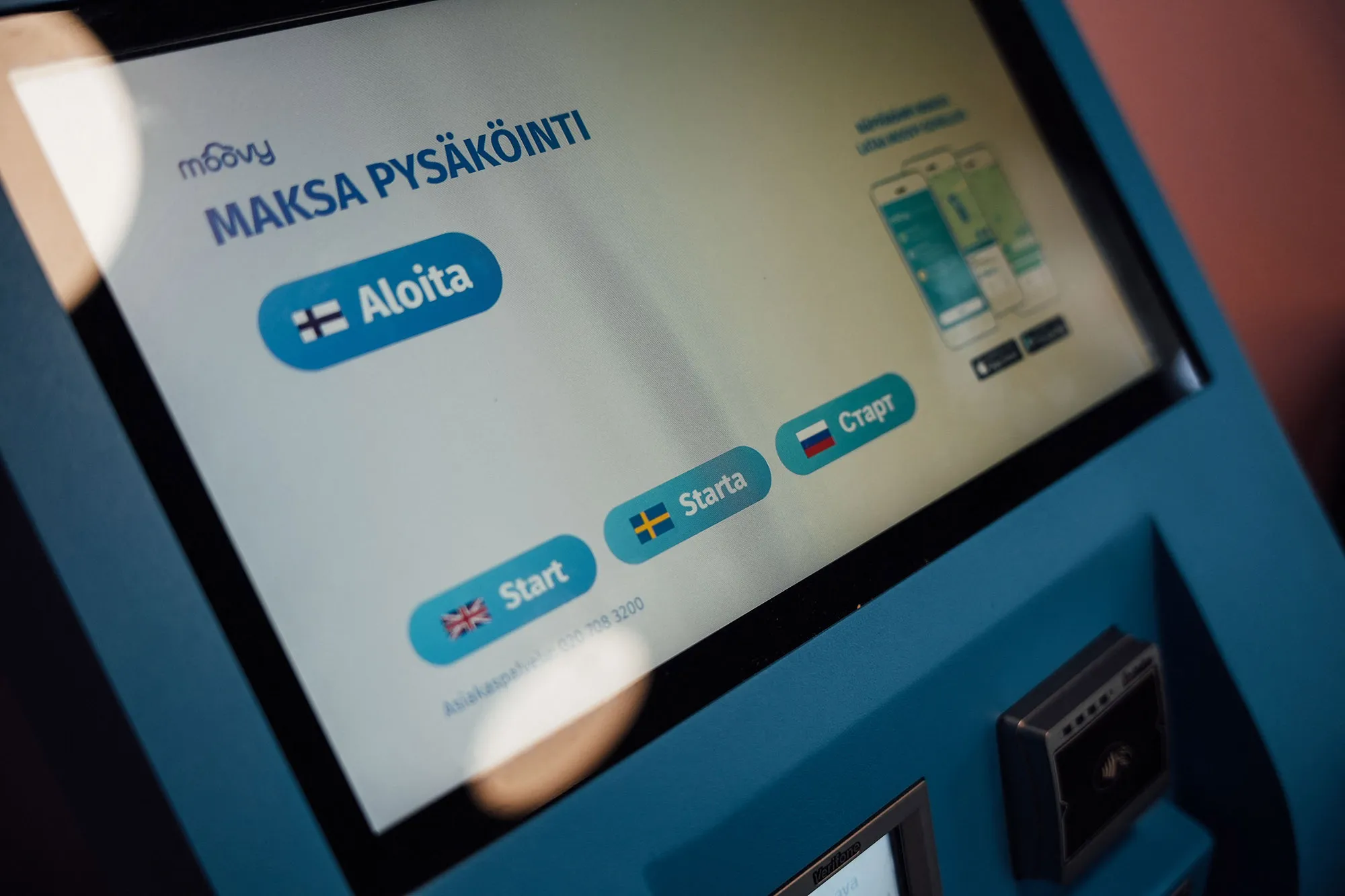 A screen shows options in various languages including&nbsp;Russian at Helsinki airport.
