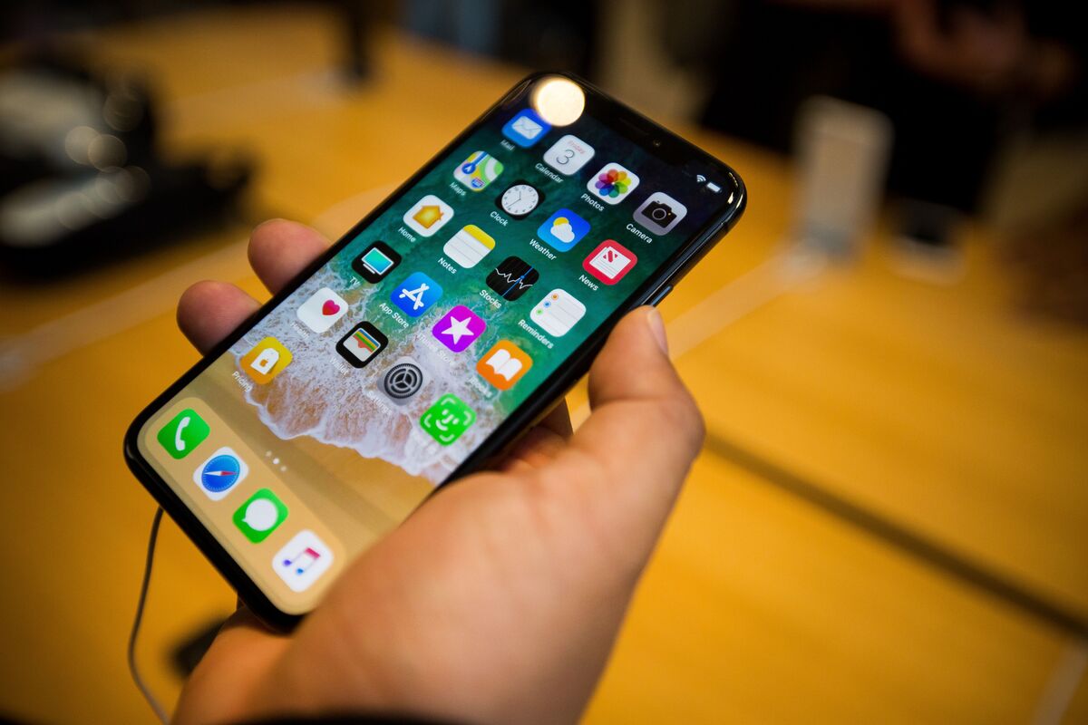 Apple Gets Second Supplier for OLED iPhone Screens - Bloomberg