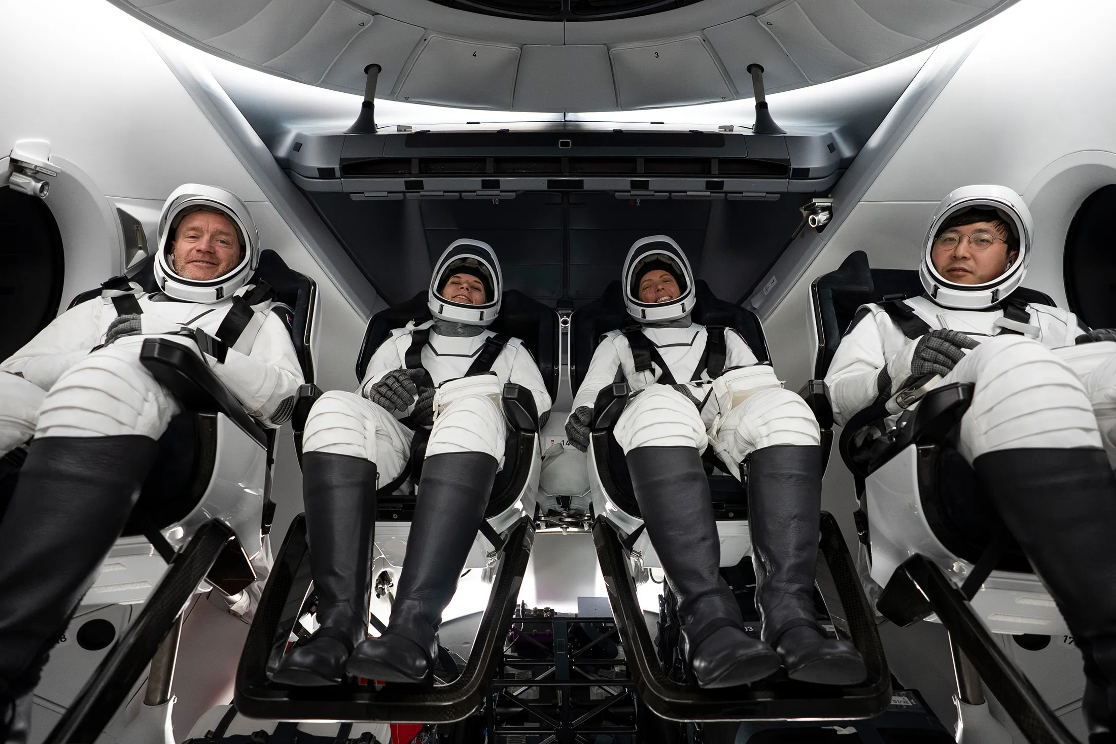 スペースＸ、極地観測の有人宇宙船打ち上げ－仮想通貨投資家乗り込む - Bloomberg