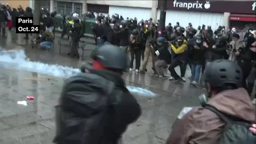 Watch French Protesters Dispersed with Gas as Tensions Rise - Bloomberg