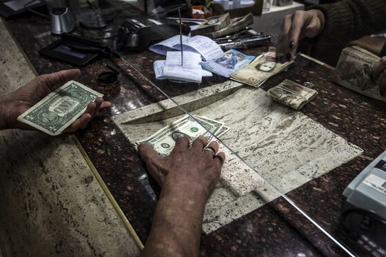 In Venezuela Bond Market, Gunmen and Bags of Cash Are Required