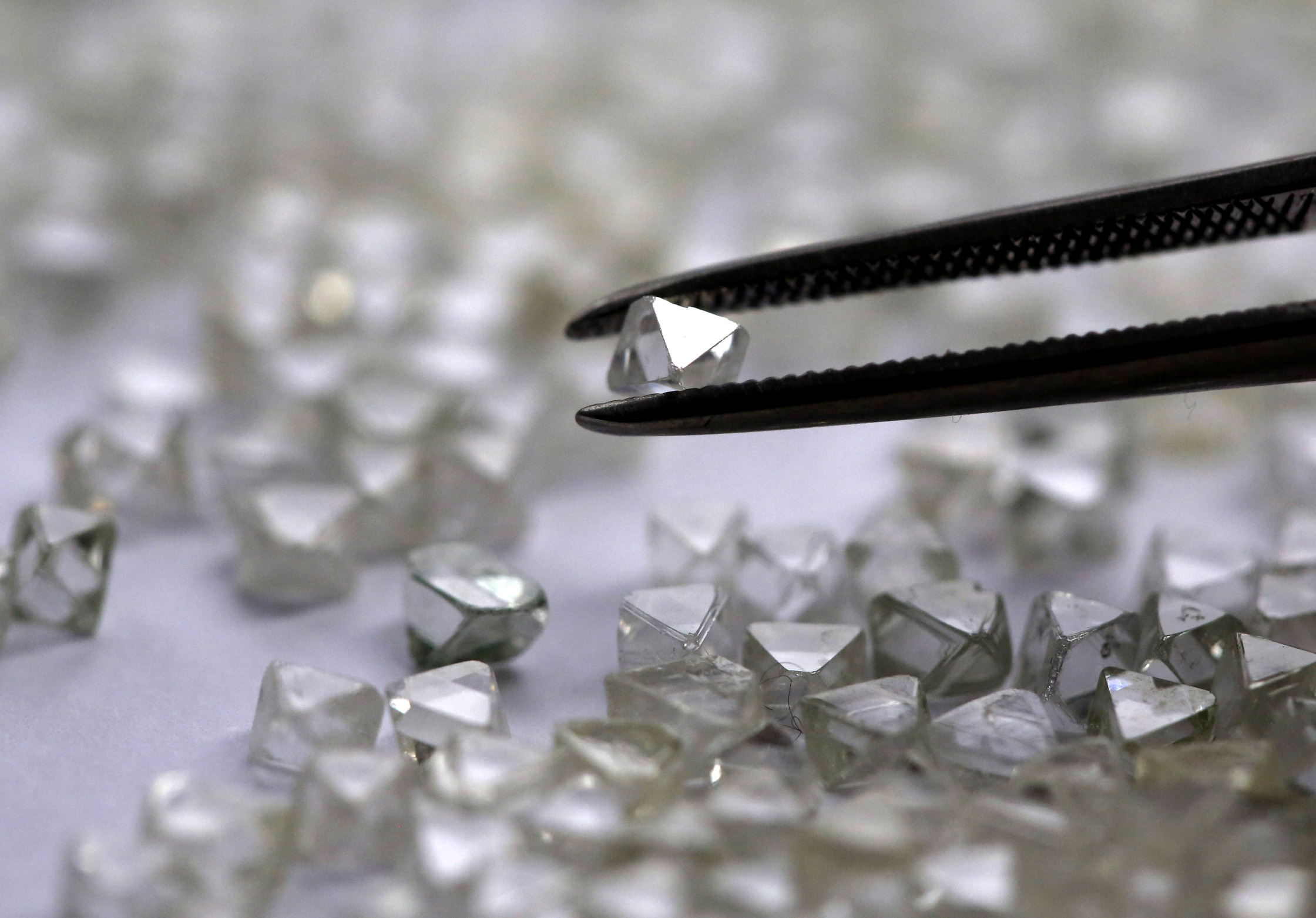 De Beers diamond sales jump after terrible year for gems 