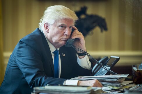 執務室から電話をかけるトランプ大統領