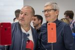アップルのジョニー・アイブ最高デザイン責任者とティム・クックCEO