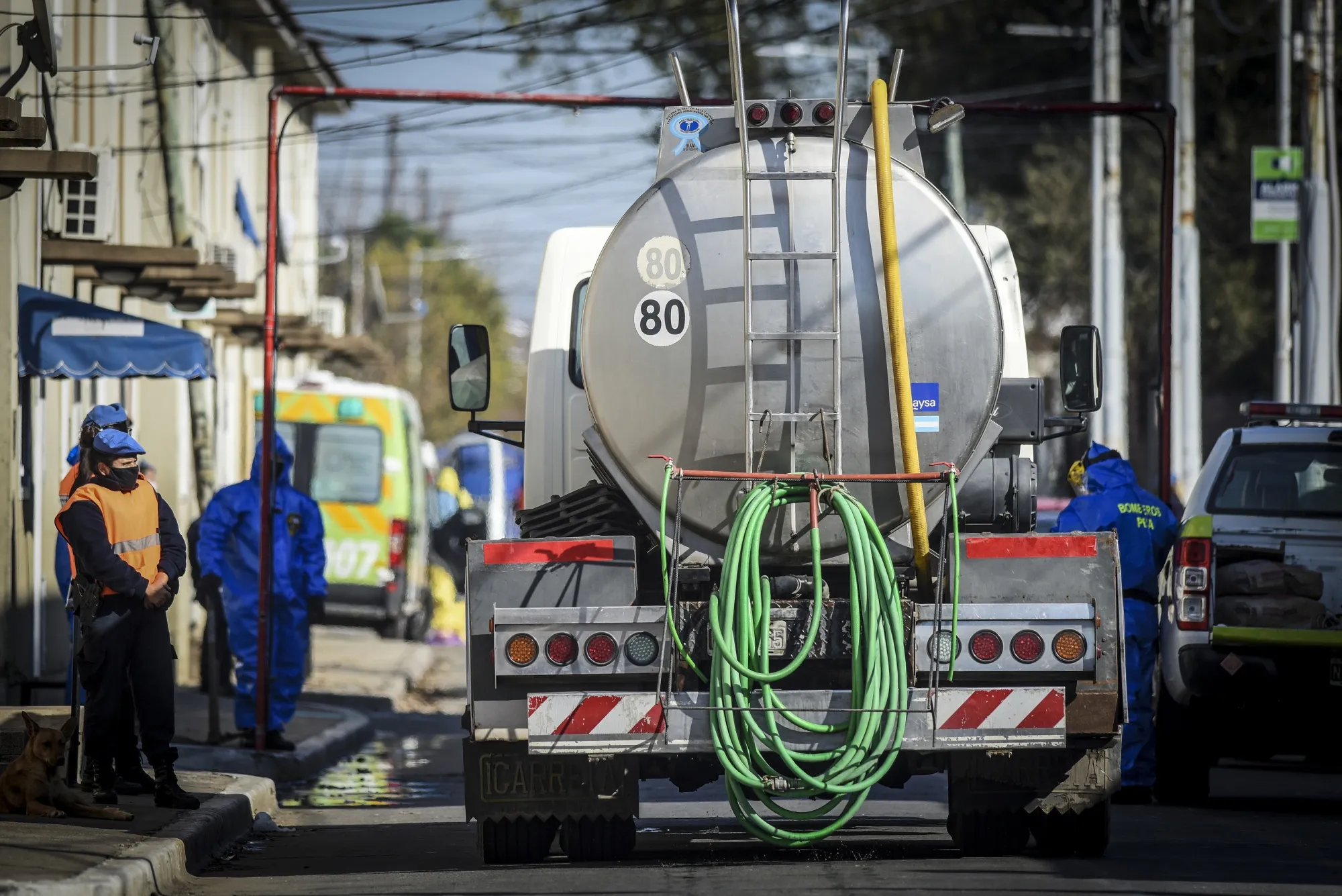 An AYSA truck brings drinking water to Villa Azul in&nbsp;Argentina.