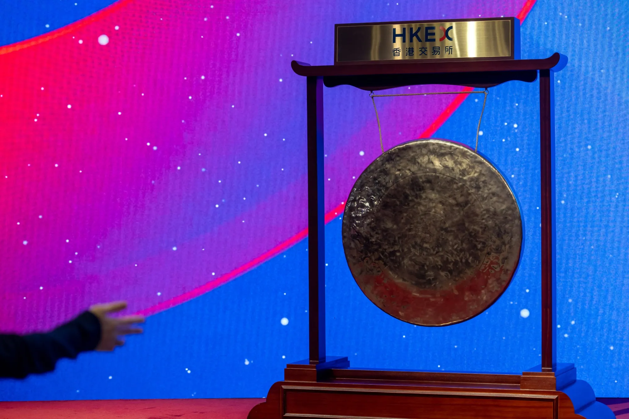 Một tiếng chuông vang lên tại Sở Giao dịch Chứng khoán Hồng Kông.