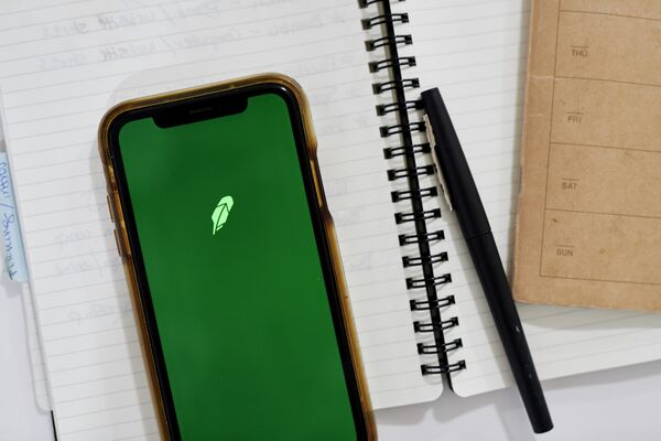 Robinhood Users Had Accounts Looted, Say There's No One To Call 